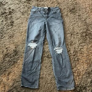 Universal thread jeans. Women’s size 2/26R. Color: Gray. Great condition